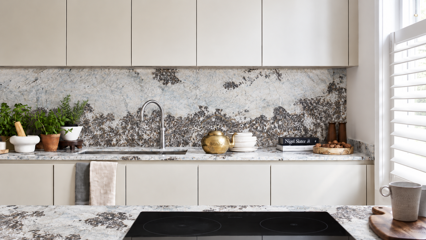 Valor Collective kitchen with Alpinus worktop and backsplash